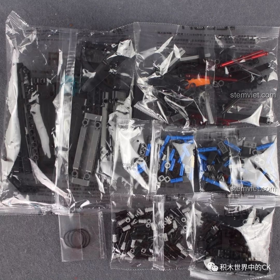 Các túi nhựa chứa 359 chi tiết của bộ đồ chơi lắp ráp Mô hình súng UZI cho bé trai từ 8 tuổi.