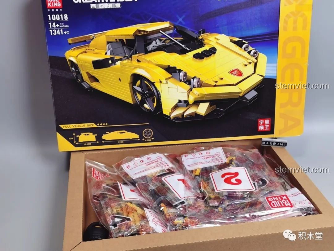 Các túi chi tiết bên trong hộp đựng mô hình Lego Koenigsegg Regera màu vàng.