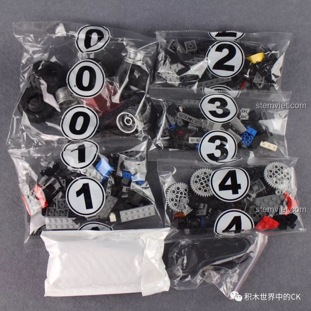 Các túi chi tiết được đánh số để lắp ráp bộ đồ chơi Xe của Batman Mould King 13020. Đánh giá Mould King 13020.