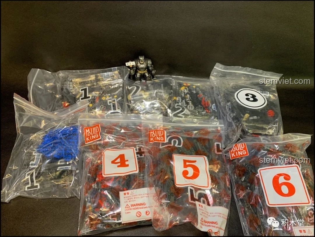 Các túi chi tiết được đánh số của bộ Mould King 13124 Vua địa hình Jeep Wrangler Rubicon.