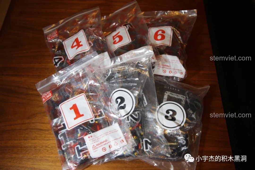 Sáu túi chi tiết được đánh số từ 1 đến 6 của bộ đồ chơi xây dựng Jeep Wrangler Rubicon màu xanh quân đội 13124.