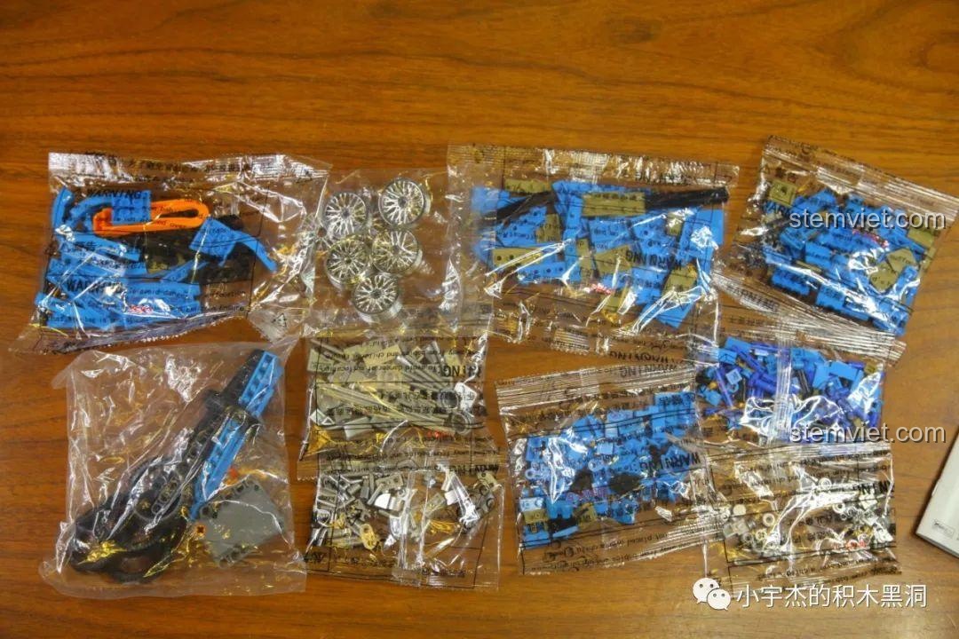 Các túi chi tiết bằng nhựa của bộ đồ chơi mô hình Xe Cổ Bugatti T38A, chưa được phân loại theo công đoạn lắp ráp.