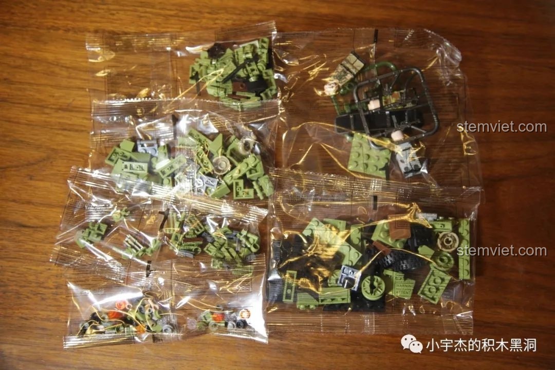 Các túi chi tiết được phân loại trong bộ đồ chơi lắp ráp Xe Jeep quân sự Panlos Brick 1004.