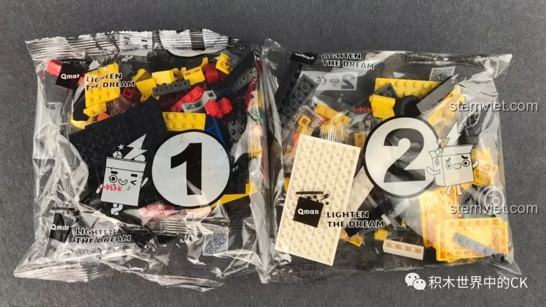 Hai túi chi tiết được đánh số 1 và 2 trong bộ đồ chơi xếp hình QMAN 1134 Xe Taxi Vàng.