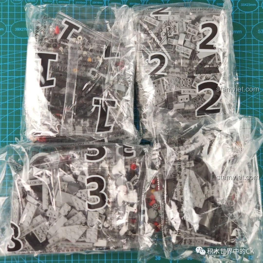 Các túi chi tiết nhựa được đánh số 1, 2, 3 của bộ SEMBO 202055, sẵn sàng cho việc lắp ráp.