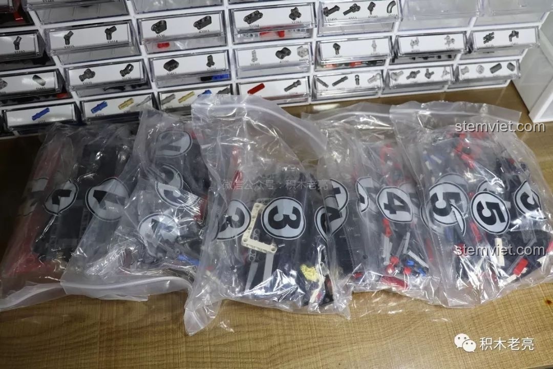 Các túi chi tiết từ 1 đến 5 của bộ lắp ráp Lamborghini Veneno 13079 được đánh số rõ ràng.