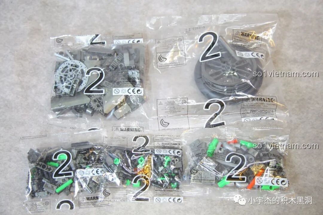 Các túi chi tiết được đánh số 2 của bộ đồ chơi ZHEGAO QJ5183, chuẩn bị cho giai đoạn lắp ráp thân xe và bánh trước.