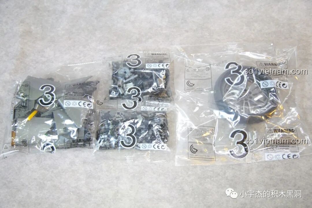 Các túi chi tiết được đánh số 3 của bộ ZHEGAO QJ5183, chứa bánh sau và các mảnh ghép cuối cùng để hoàn thiện mô hình.
