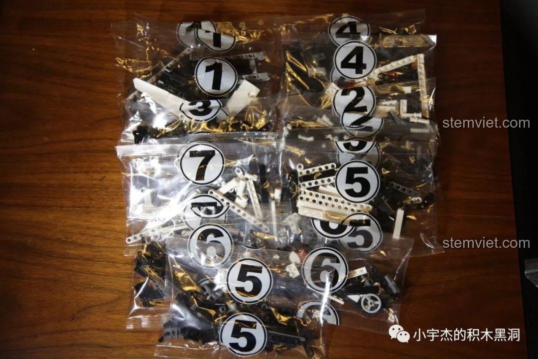 Các túi chi tiết bằng nhựa được đánh số của bộ đồ chơi xếp hình Toyota Sprinter Trueno AE86.