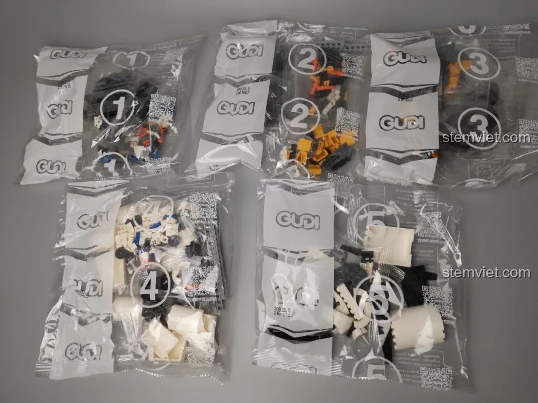 Các túi chi tiết được đánh số từ 1 đến 5 của bộ xếp hình Xe Vận Tải Tên Lửa GUDI 10803.
