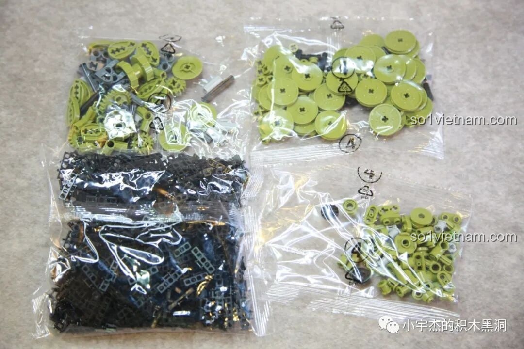 Các túi gạch được đánh số 4, chứa một lượng lớn mắt xích và bánh xe cho hệ thống treo.