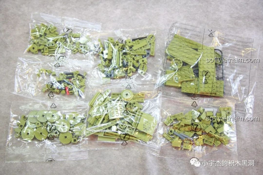 Các túi gạch được đánh số 7, chứa các chi tiết để lắp ráp cụm xích phụ bên ngoài.