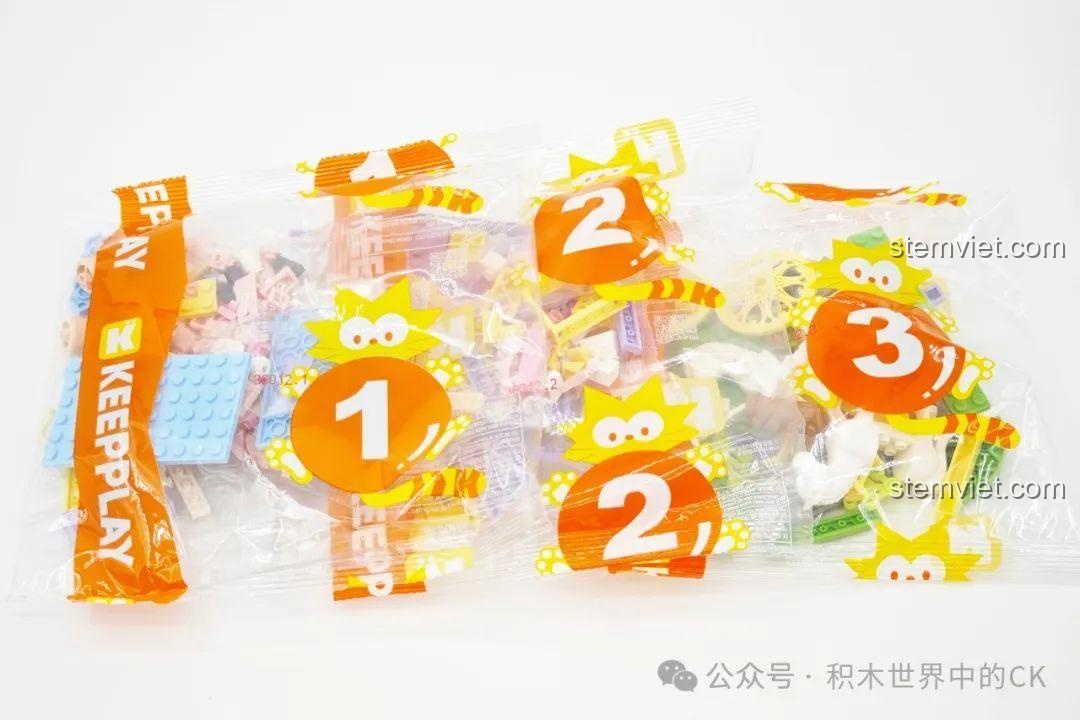 Các túi chi tiết của bộ lắp ráp xe ngựa màu hồng cho bé gái 6+, được đánh số thứ tự từ 1 đến 3.