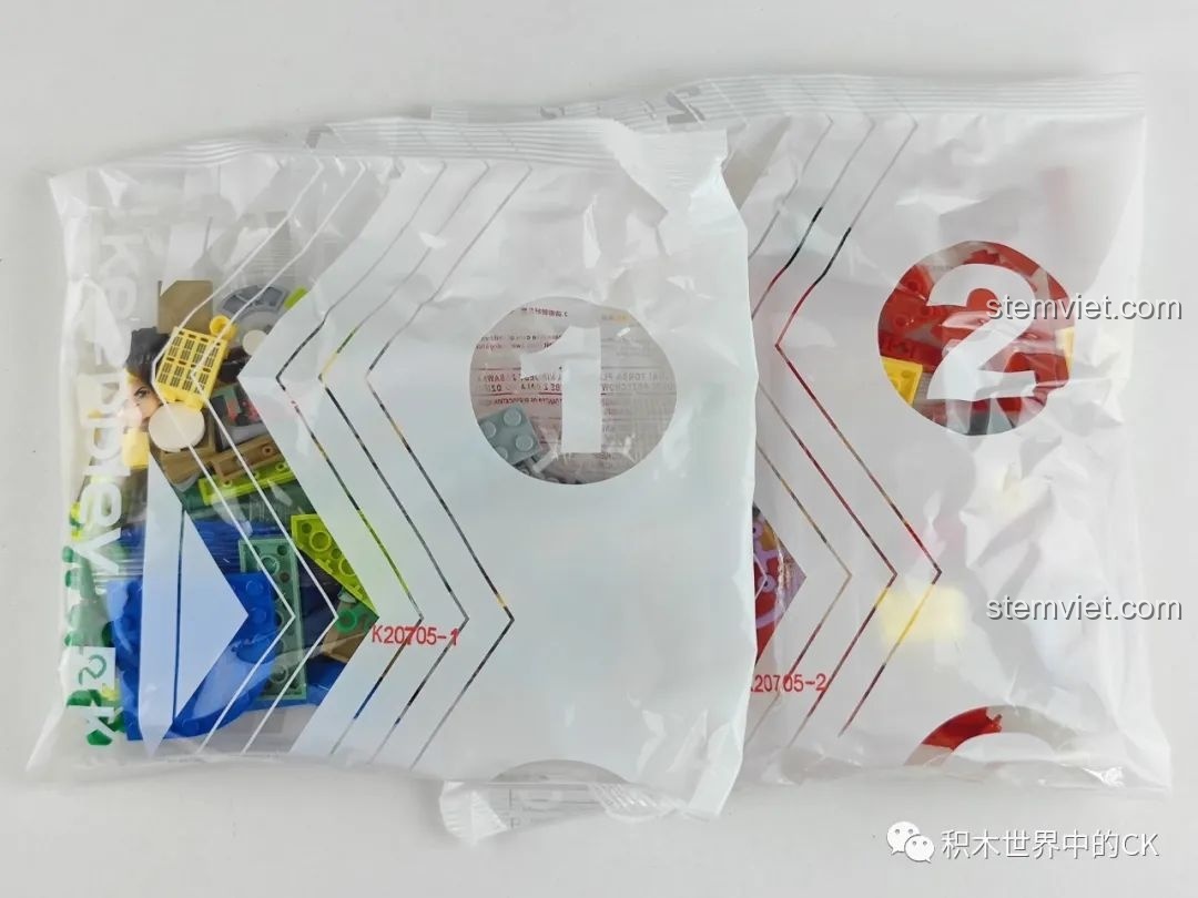 Các túi gạch được đánh số 1 và 2 trong bộ lắp ráp Keeppley Conan K20705.