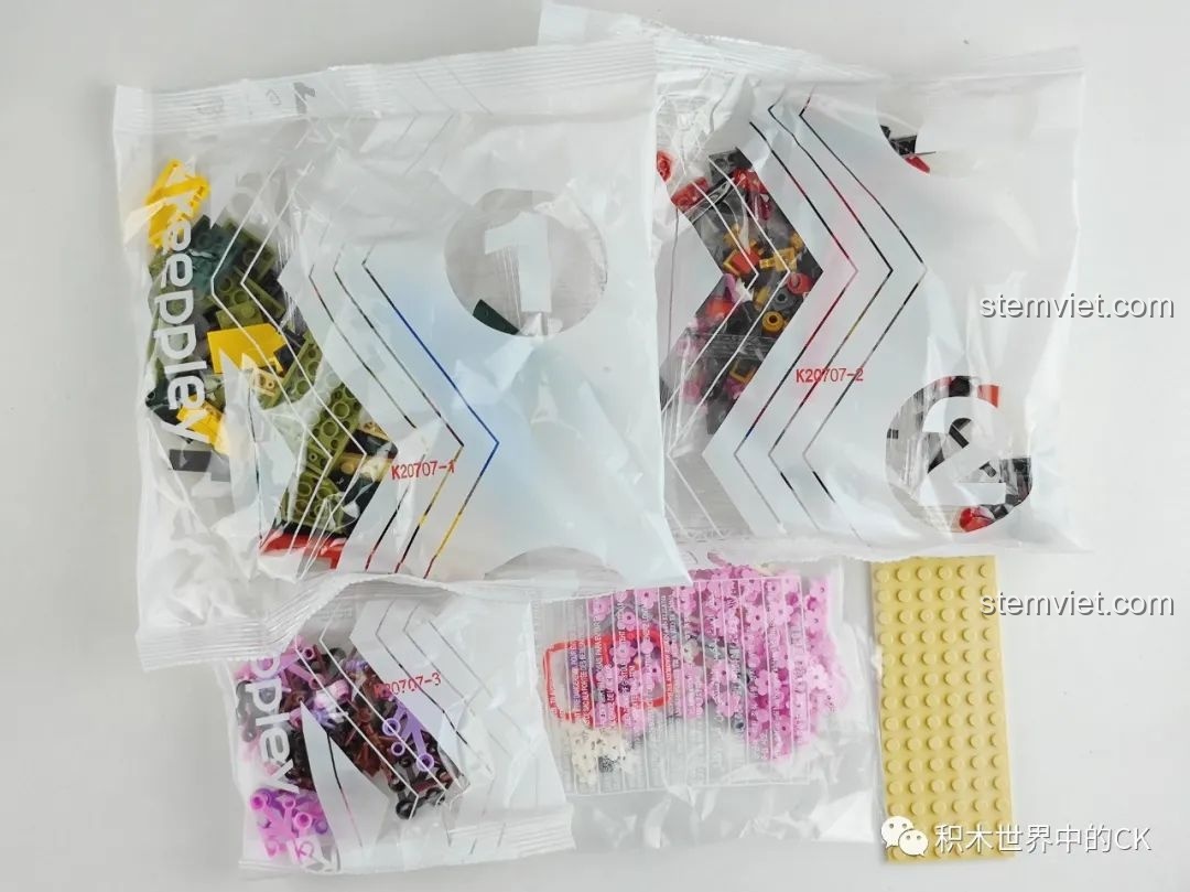 Các túi gạch của bộ lắp ráp Keeppley K20707, bao gồm nhiều chi tiết hoa.