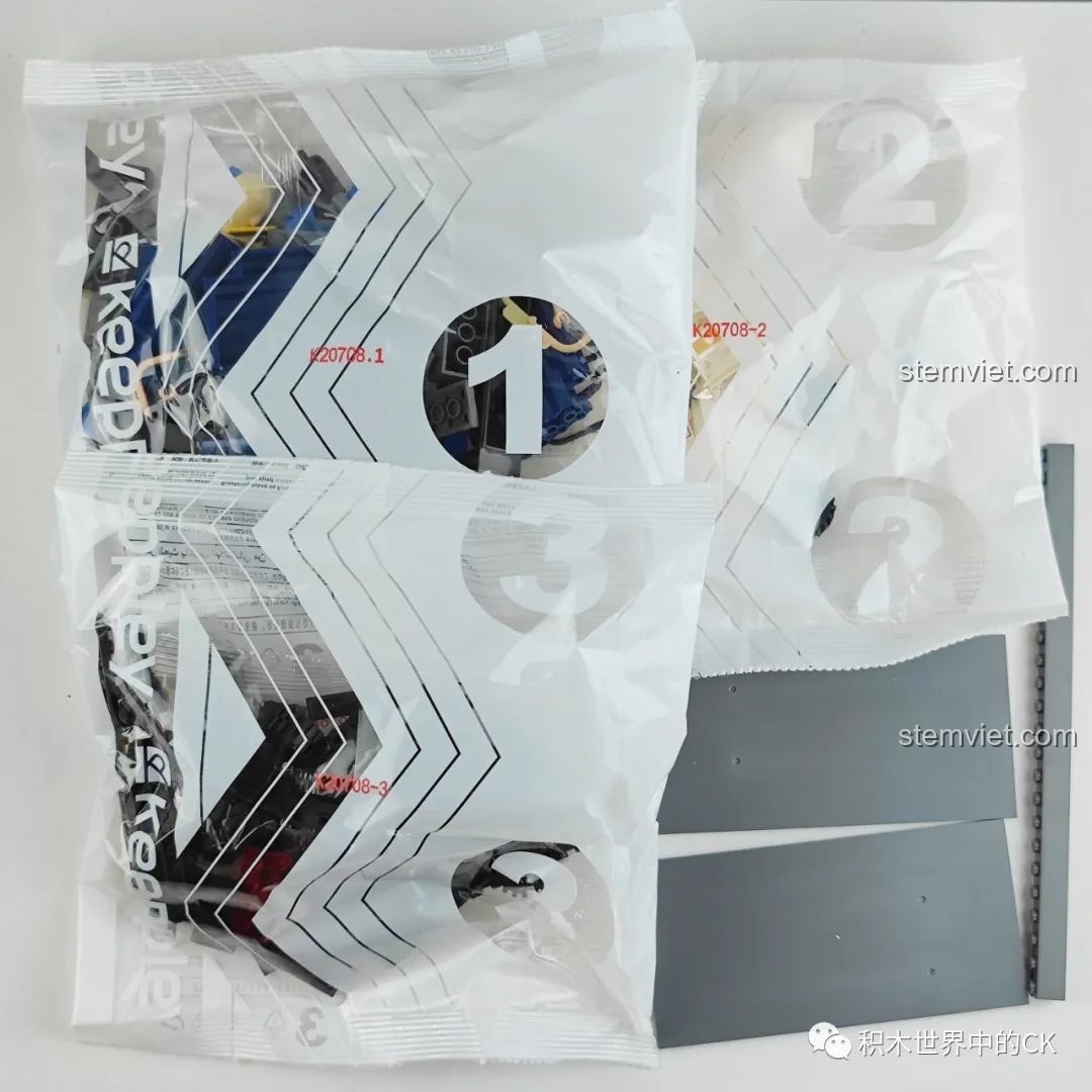 Các túi gạch và tấm nền của bộ lắp ráp Keeppley K20708.