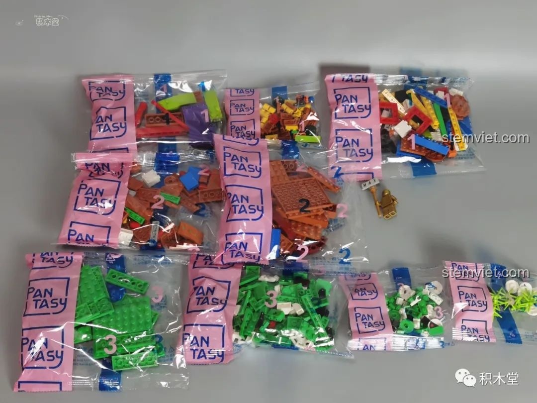 Các túi chi tiết gạch được phân loại theo bước 1, 2, 3 trong bộ lắp ghép Máy gashapon xương rồng.