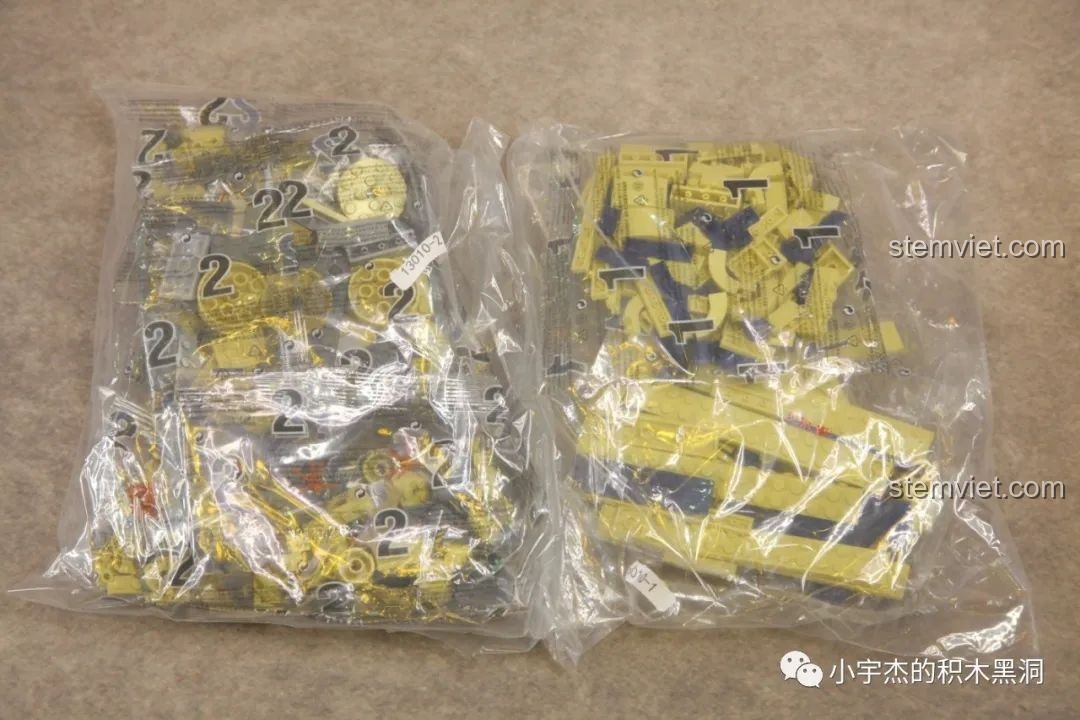 Các túi chi tiết được phân chia theo 2 giai đoạn lắp ráp của bộ đồ chơi Lâu đài ma thuật.