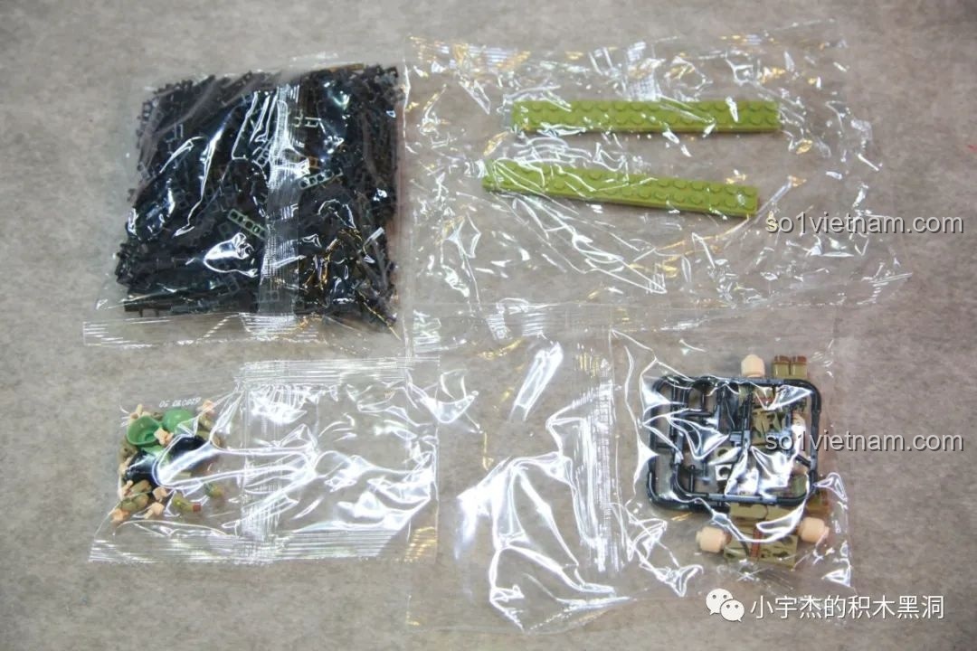 Các túi gạch phụ không đánh số chứa các chi tiết đặc biệt như mắt xích, minifigure và phụ kiện.