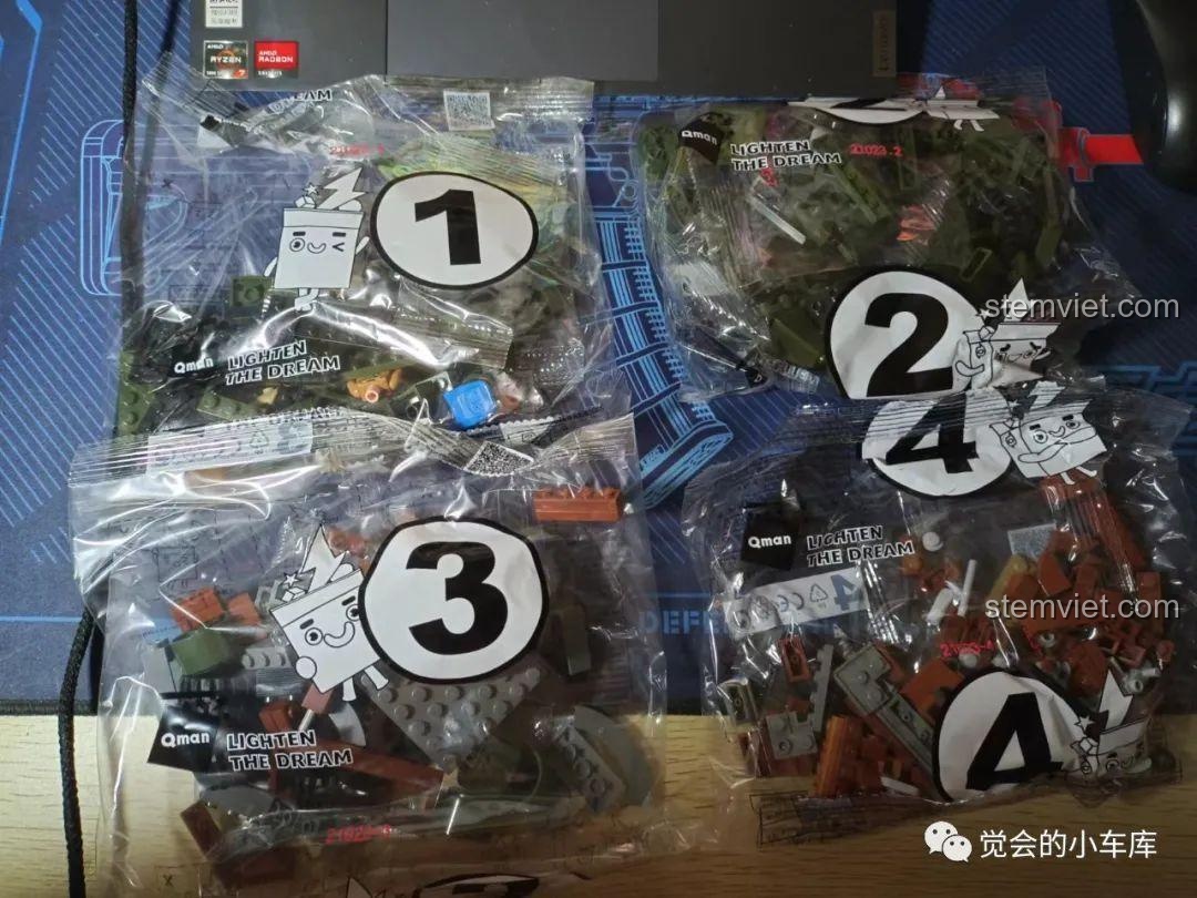 Bốn túi chi tiết được đánh số từ 1 đến 4 của bộ lắp ráp Xe quân sự bãi biển Dunkirk QMAN 21023.