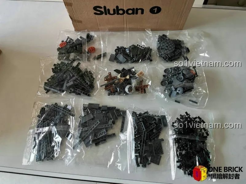 Nội dung của hộp số 1 trong bộ Sluban M38B0851, bao gồm nhiều túi gạch được đánh số thứ tự để dễ dàng lắp ráp.
