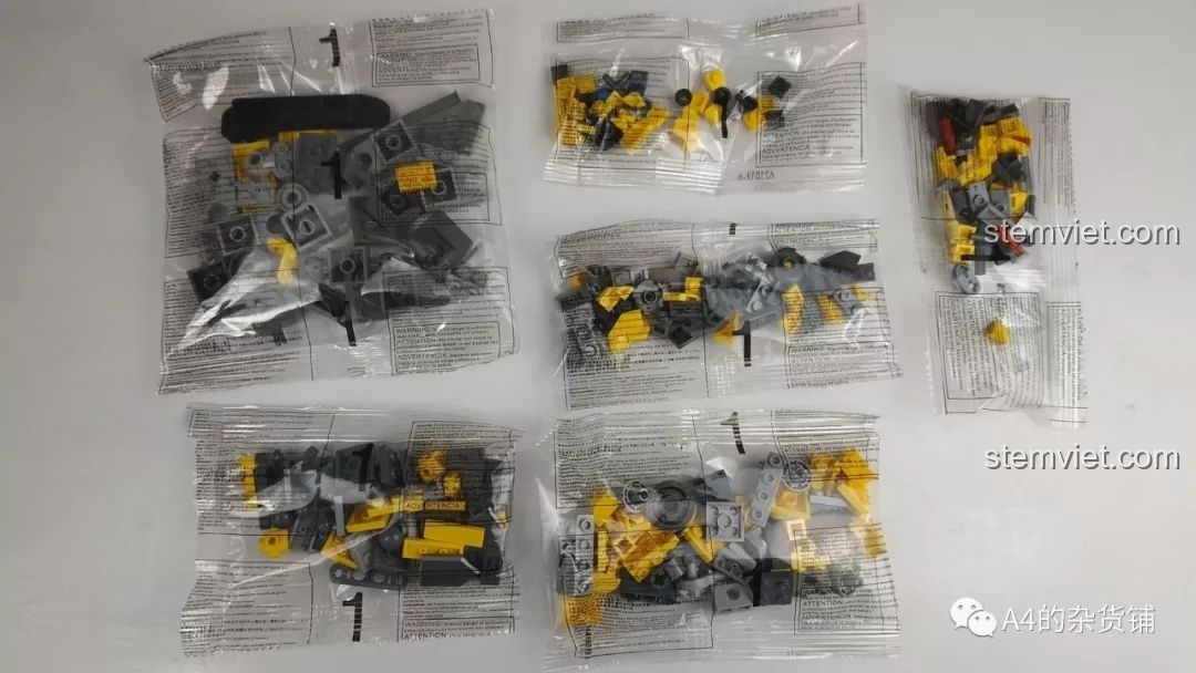 Các túi linh kiện được đánh số '1' cho bước lắp ráp đầu tiên của bộ Panlos Brick 621019 Robot Đại Hoàng Phong, giúp phân loại dễ dàng.