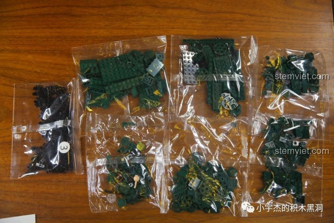 Toàn bộ 7 túi linh kiện của bộ lắp ráp Xe Tăng 215 Sluban M38-B0982, sẵn sàng cho quá trình lắp ráp.
