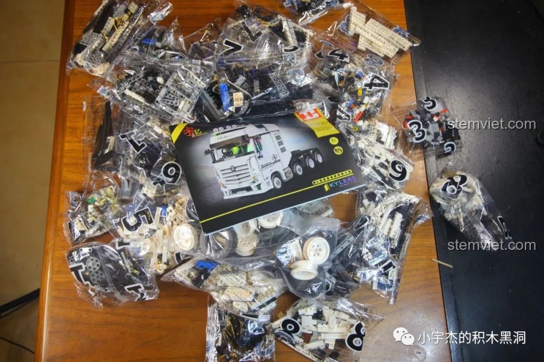 Toàn bộ các túi mảnh ghép của bộ lắp ghép ShineYU YC QC007, được đánh số rõ ràng, sẵn sàng cho quá trình lắp ráp.