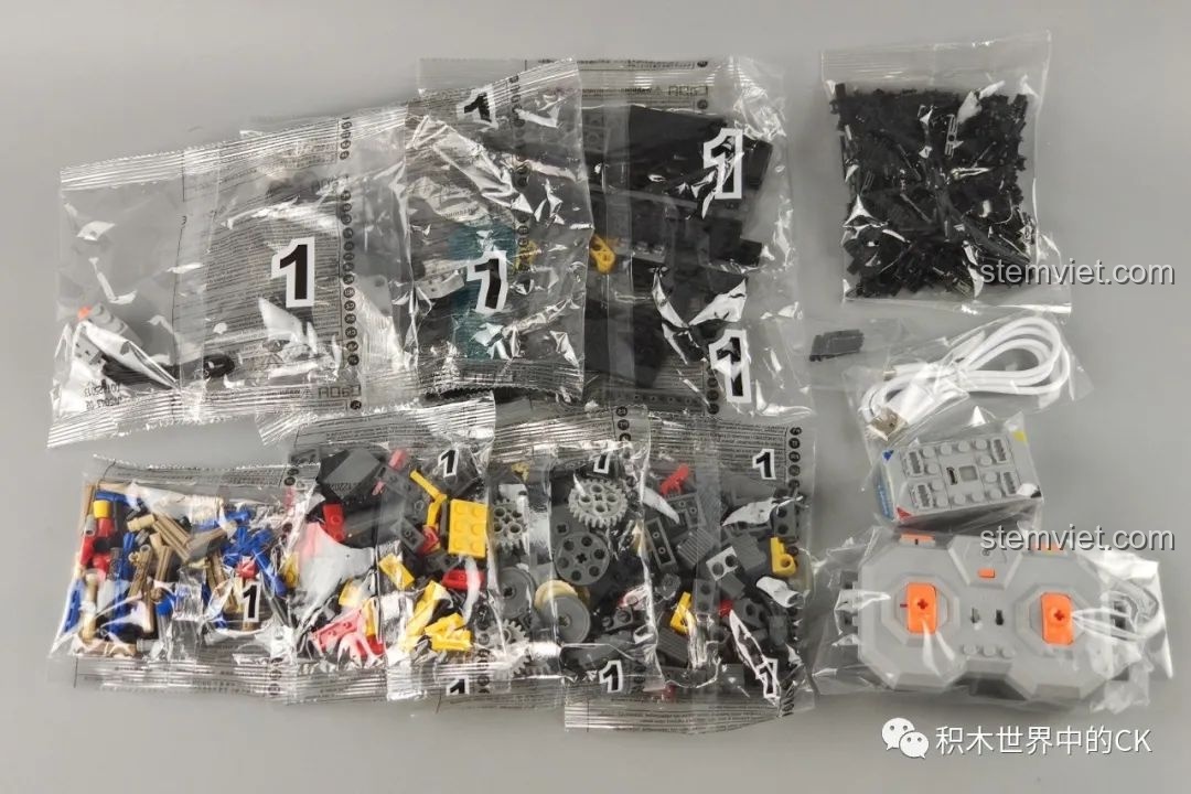 Toàn bộ các túi mảnh ghép được đánh số, bộ điều khiển, pin và dây sạc của bộ CaDA C61071.