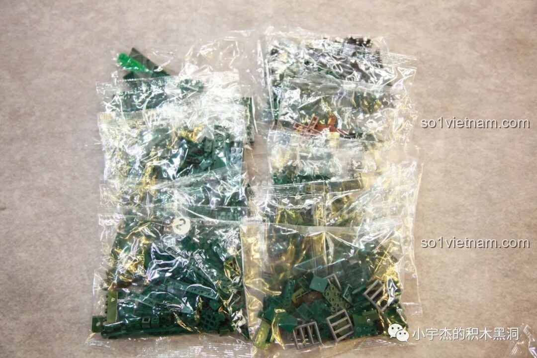 Các túi mảnh ghép bằng nhựa trong, được đánh số thứ tự rõ ràng giúp quá trình lắp ráp Sluban B0850 dễ dàng hơn.