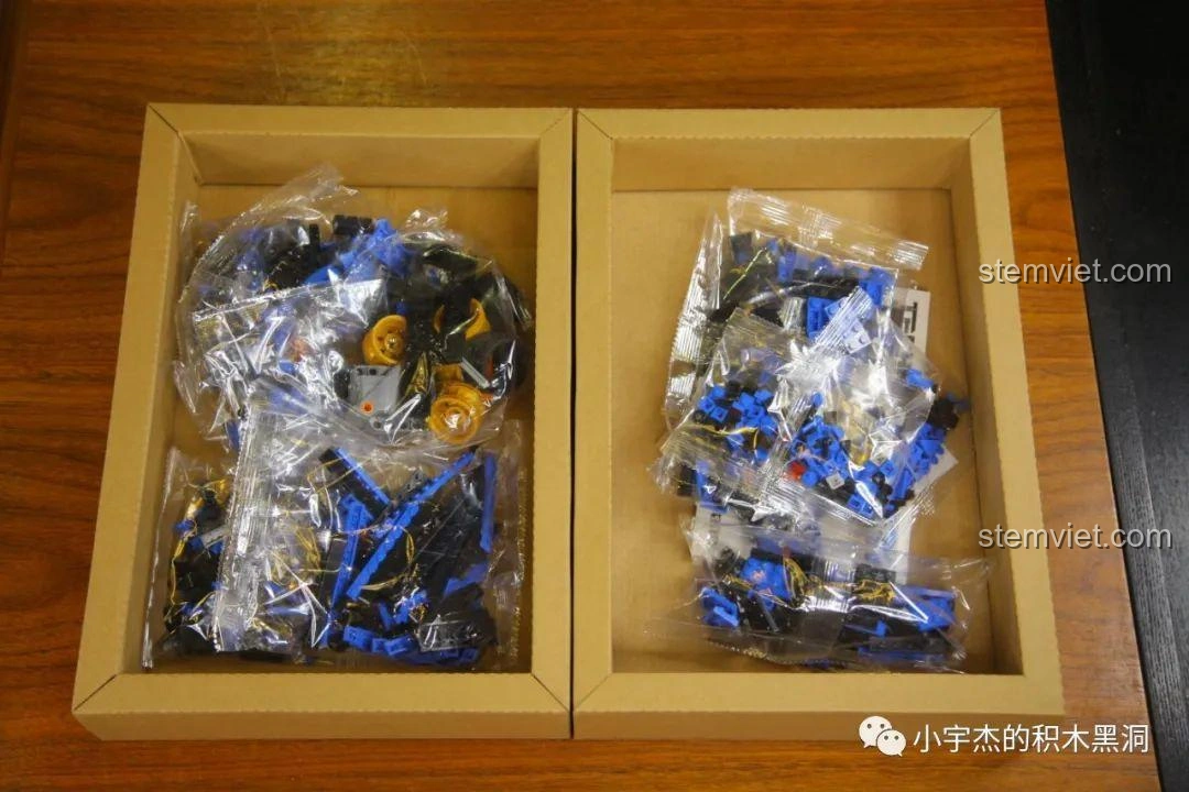 Hai hộp nhỏ bên trong chứa các túi mảnh ghép của bộ lắp ráp Jia Zhi 8408 Subaru Impreza.