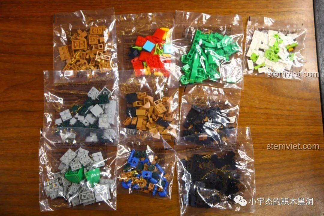 Các túi mảnh ghép của bộ K Box 10302 Teemo đã được mở, cho thấy các chi tiết được phân loại theo màu sắc.