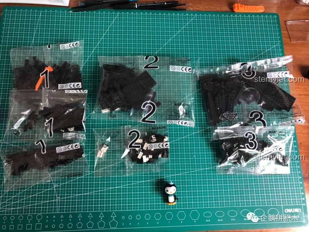 Các túi mảnh ghép được đánh số theo từng bước lắp ráp của bộ Máy Ảnh Kỹ Thuật Số Nekan FY2A LR129 (00844).