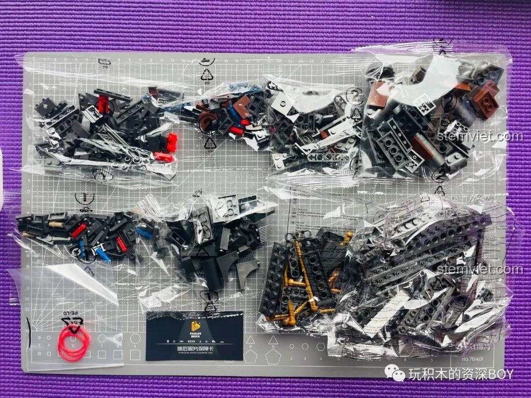 Các túi mảnh ghép nhựa ABS cao cấp của bộ lắp ghép PanlosBrick 670007 Súng Lục M1911, được phân loại gọn gàng.