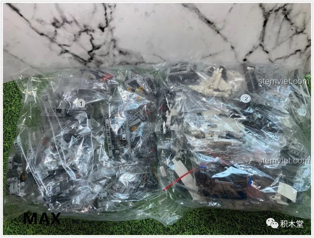 Ba túi lớn chứa các mảnh ghép chính của bộ lắp ráp Qizhile 23010 Nissan GT-R, phân loại theo số thứ tự.