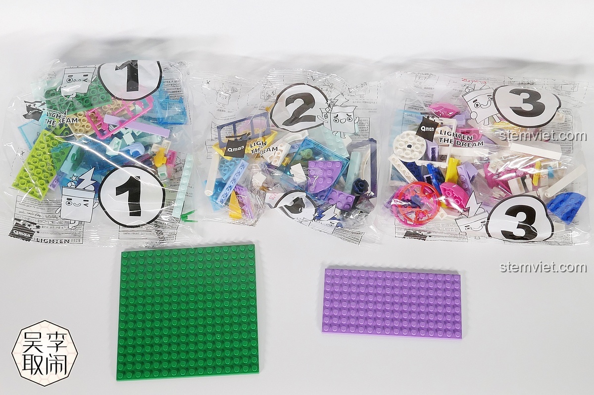 Các túi mảnh ghép và đế lắp ráp của bộ xếp hình Thủy cung Cá Voi Xanh Cherry 2012.