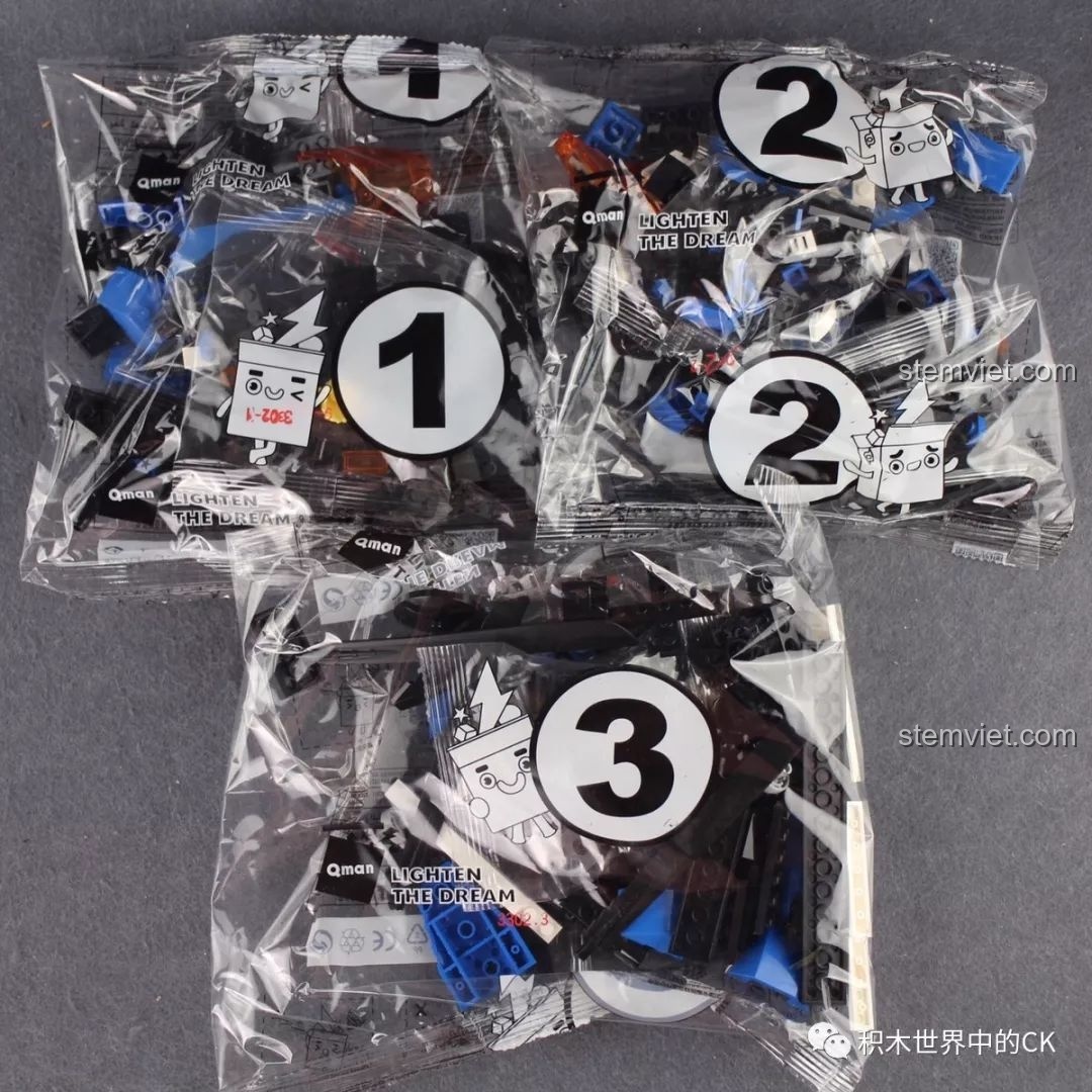 Ba túi mảnh ghép được đánh số 1, 2, 3 của bộ đồ chơi QMAN 3302, giúp bé dễ dàng phân loại và lắp ráp.