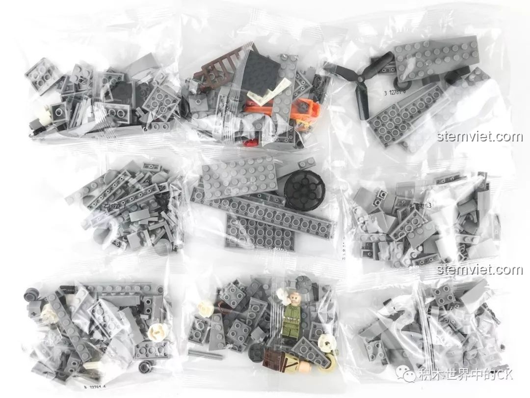 Toàn bộ các túi mảnh ghép của bộ đồ chơi lắp ghép Máy bay tiêm kích Zero 12781, sẵn sàng để lắp ráp.