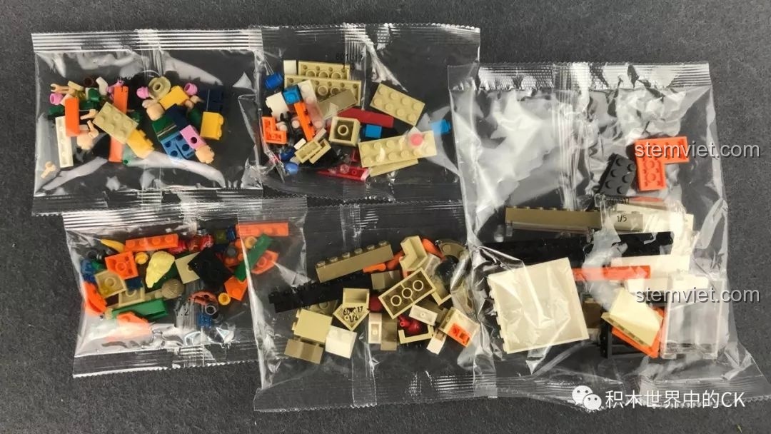 Các túi mảnh ghép được phân loại của bộ lắp ghép SEMBO 601017, giúp quá trình lắp ráp Mô hình cửa hàng 7-Eleven 1017 dễ dàng hơn.