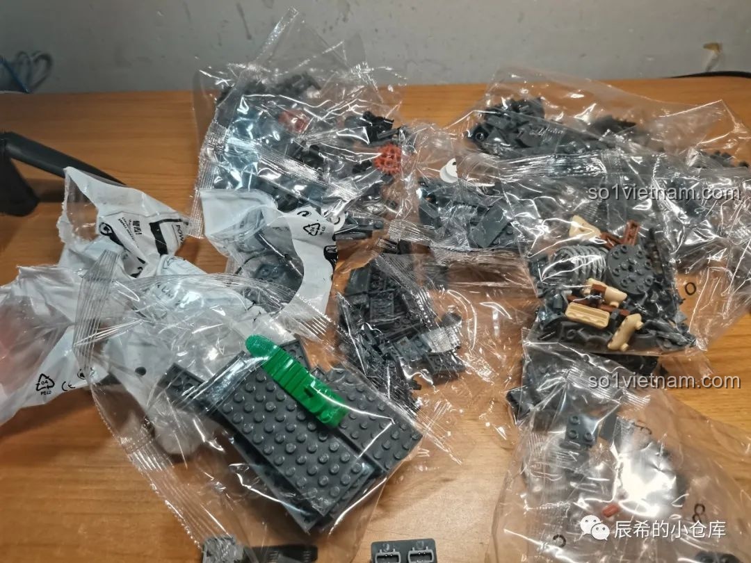 Các túi nhựa chứa 814 mảnh ghép của bộ đồ chơi xây dựng Xe tăng Tiger điều khiển từ xa 851.