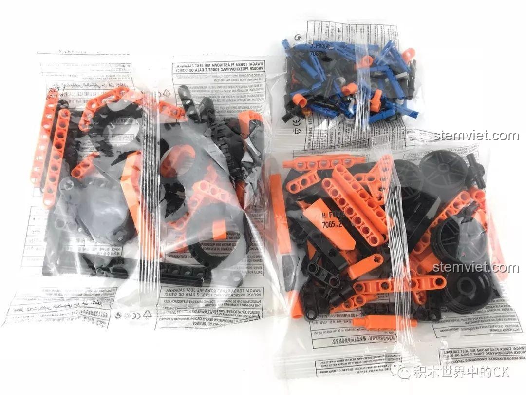 Các túi nhựa chứa mảnh ghép của bộ đồ chơi Mô hình xe vượt địa 7085, được phân loại rõ ràng.