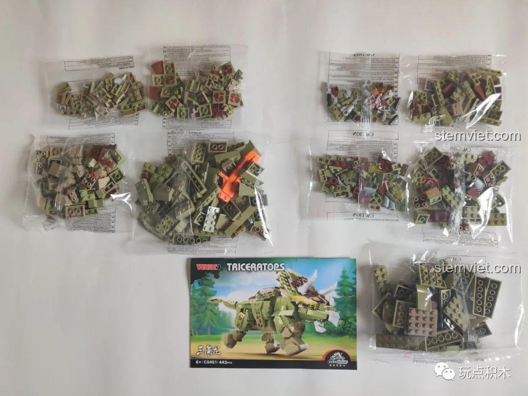 Toàn bộ các túi mảnh ghép và sách hướng dẫn của bộ WOMA C0451 Khủng long Triceratops được bày ra chuẩn bị lắp ráp.