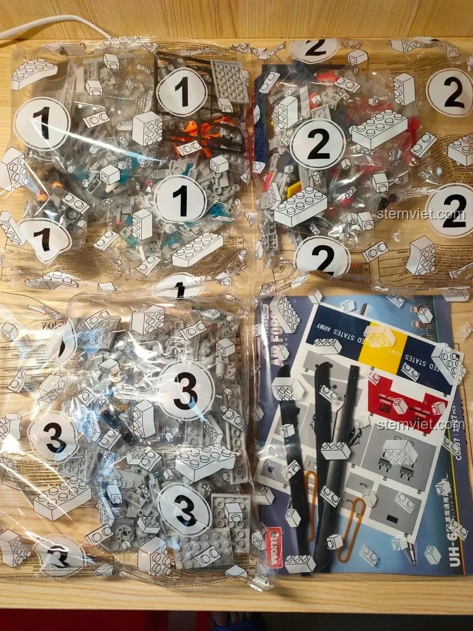 Các túi mảnh ghép được đánh số thứ tự từ 1 đến 3 của bộ đồ chơi xây dựng Trực thăng vận tải UH-60 WOMA.