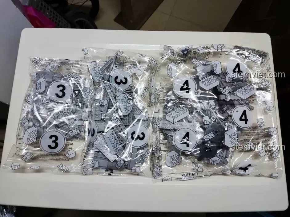 Các túi mảnh ghép số 3 và 4 của bộ lắp ráp máy bay trực thăng WOMA 0898. Tổng cộng có 1242 chi tiết.