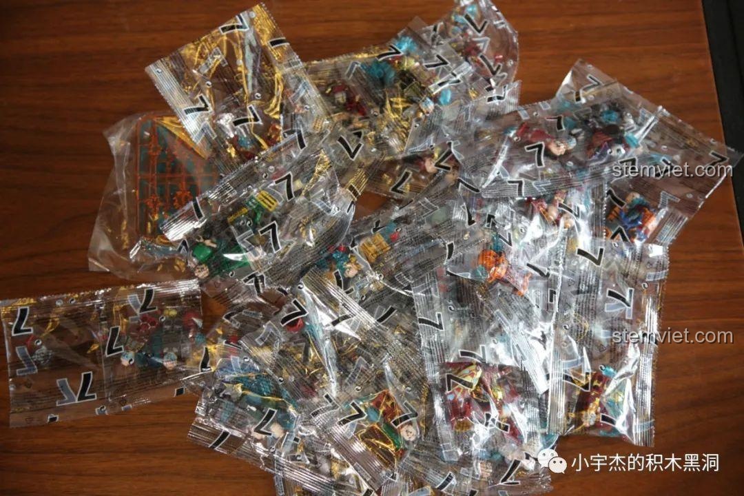 Rất nhiều túi nhỏ chứa 52 minifigures Iron Man trong bộ lắp ráp SY1361.