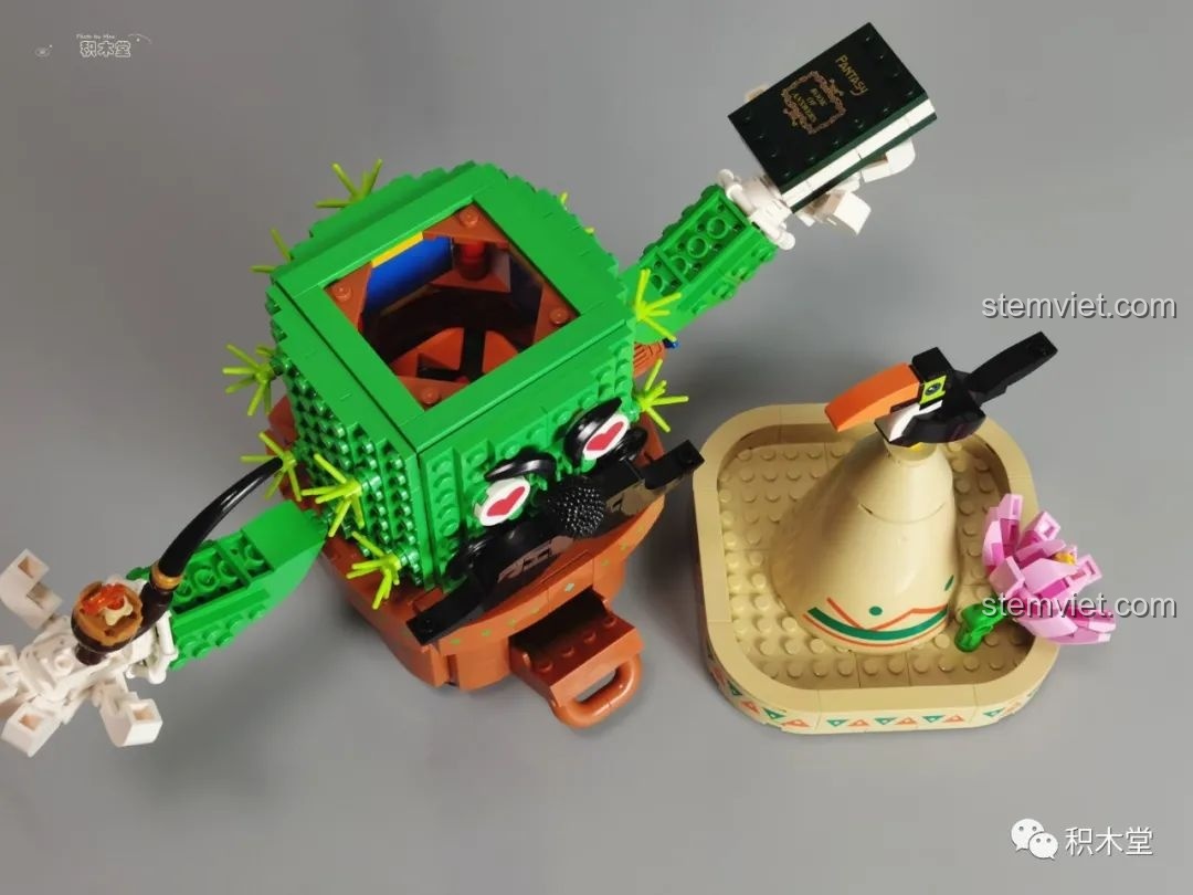 Cách bỏ bi vào bên trong máy vặn trứng, một phần của trải nghiệm Pantasy 61007 Máy gashapon xương rồng.