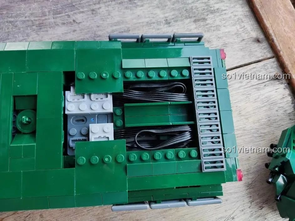 Cách giấu dây điện của bộ động cơ vào các rãnh ở đuôi xe tăng Sluban T-14 Armata một cách gọn gàng.