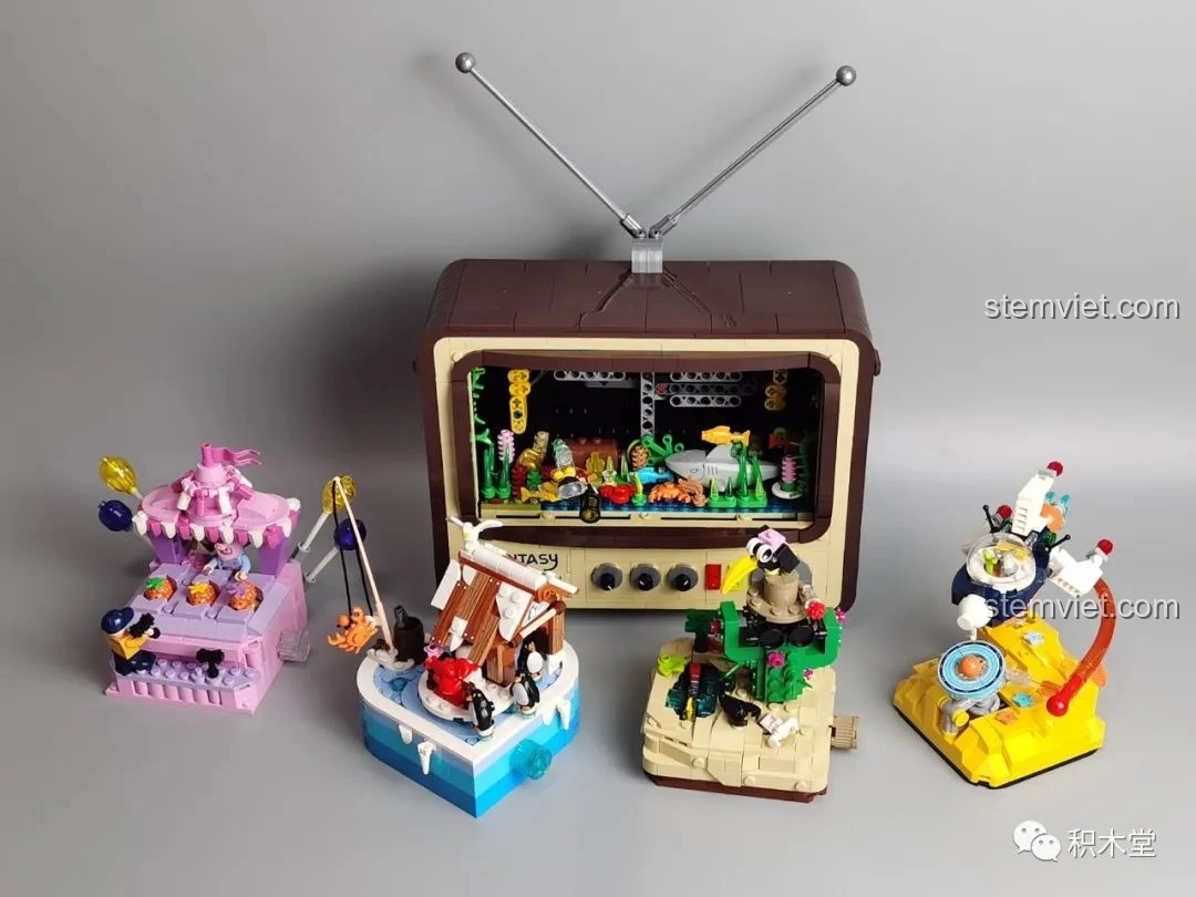 Cận cảnh cách treo hai chú gấu bông nhỏ màu nâu và vàng trong bộ lắp ráp Pantasy Joyside 61004 cảnh quan công viên giải trí.