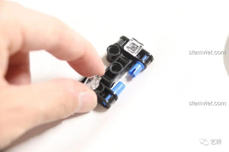 Cận cảnh quá trình lắp ráp đèn pha cho Mô hình Xe Công Trình RC 61051.