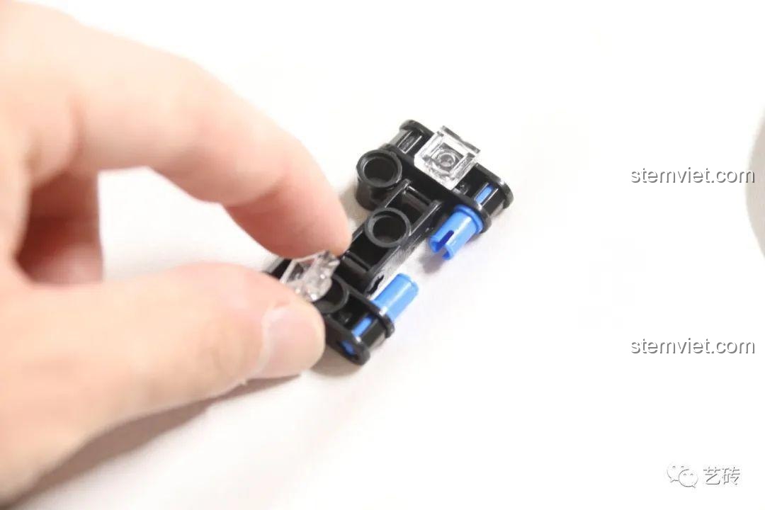 Cận cảnh quá trình lắp ráp đèn pha cho Mô hình Xe Công Trình RC 61051.